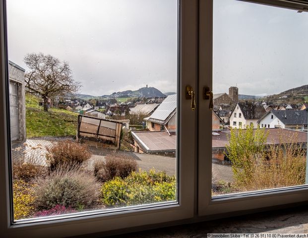 Helle 4-Zimmer-Wohnung mit Balkon und Garage in Aussichtslage von Oberzissen - Photo 1