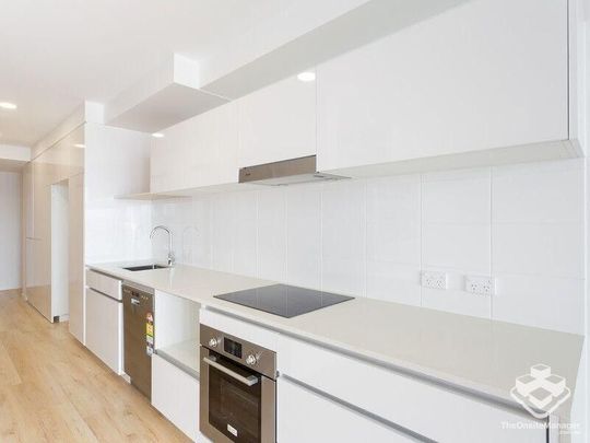 FURNISHED MORDERN SPACIOUS 1 BED APARTMENT - Photo 1