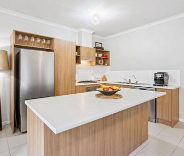 WELL PRESENTED THREE BEDROOM TOWNHOUSE - Photo 3