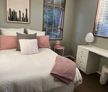 Exceptional 5 Bedroom Family Home with Swimming Pool in Prestigious... - Photo 4