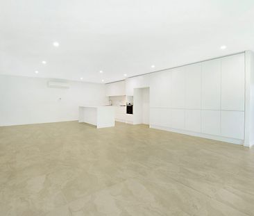 Spectacular renovated three bedroom apartment - Photo 6