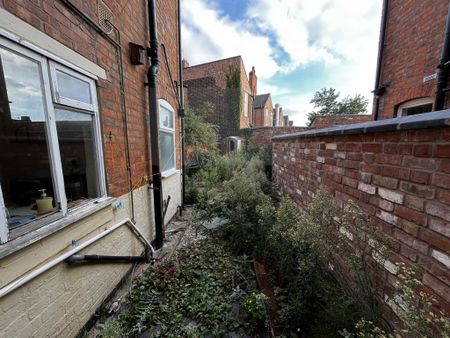 4 bedroom terraced house to rent - Photo 2