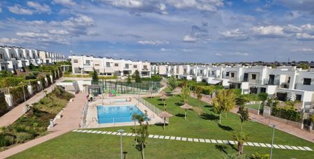 Jardín privado, diseño y luz | Chalet de esquina único en Boadilla - Photo 3