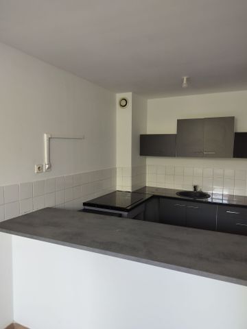 Appartement 2 pièces 47m2 MARSEILLE 1ER 675 euros - Photo 2