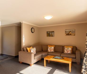 Low maintenance, fully furnished unit in Waikiwi! - Photo 1