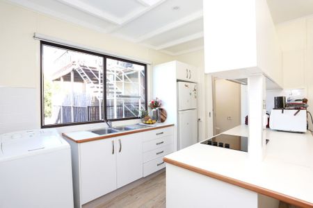 CENTRAL COOLANGATTA TWO BEDROOM UNIT - Photo 3