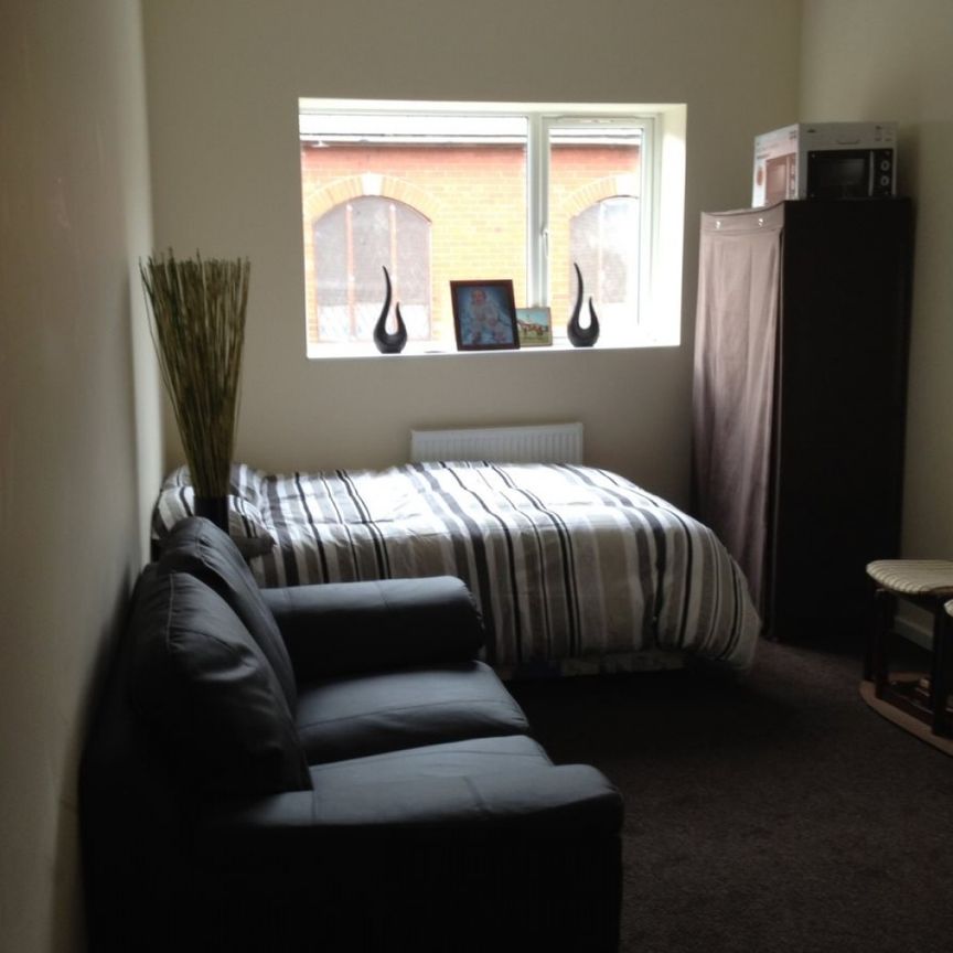 1 bed Studio - To Let - Photo 1