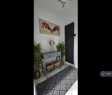 4 bedroom end of terrace house to rent - Photo 1