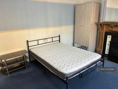 1 bedroom in a house share to rent - Photo 5