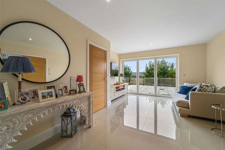 A contemporary four-bedroom family home in a countryside setting close to Chigwell - Photo 2