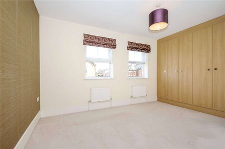 A beautifully presented five bedroom house with courtyard garden, garage and driveway - Photo 3