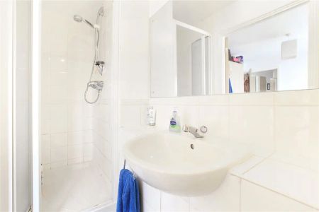 2 bedroom flat in Balham High Road - Photo 5