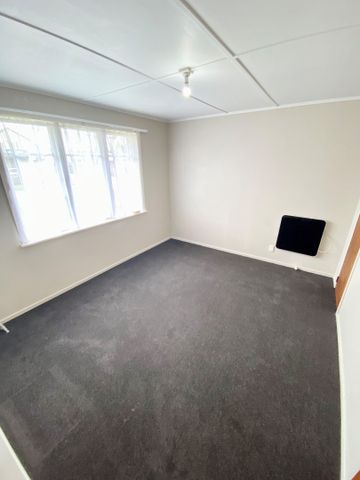 This three bedroom brick home, has been tastefully renovated with fresh clean interior tones and lovely new carpet in the last year. - Photo 4