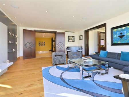 A lateral four bedroom, four bathroom apartment in a popular development in St John's Wood. - Photo 2