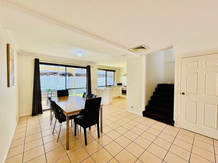 Beautifully Furnished 3 Bedroom, 2 Bathroom Modern Townhouse - Photo 4