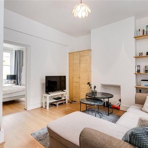 1 bedroom flat in London - Photo 3