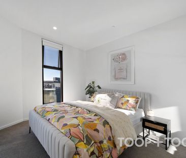 Two bedroom apartment with stunning views - Photo 3