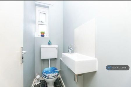 3 bedroom terraced house to rent - Photo 5