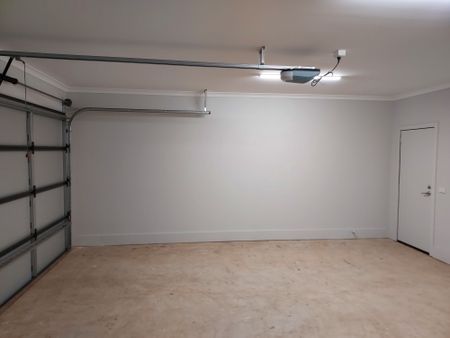 Contemporary & Sylish Home - Photo 2