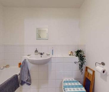 2 bedroom property to rent in London - Photo 3