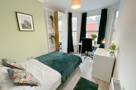 7 Bed Terraced House, Tennyson Road, SO17 - Photo 3