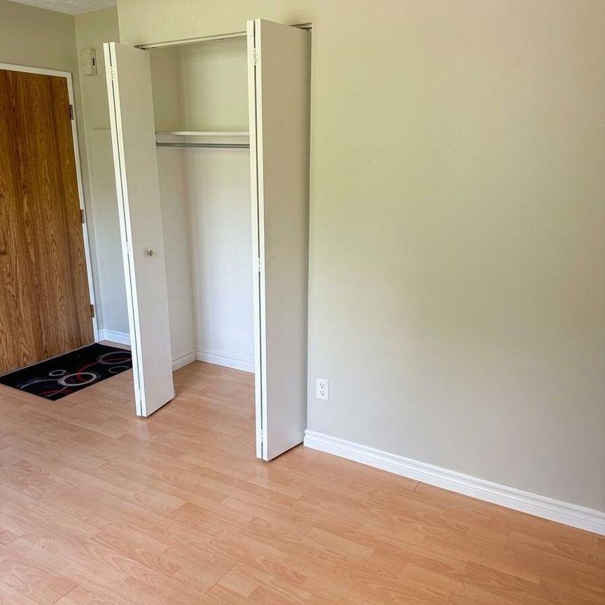 Immeuble - 4949 Rue Magloire 3 1/2 Bien Situé à Louer - Photo 1