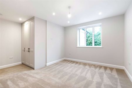 A modern two bedroom, two bathroom apartment with allocated parking - Photo 4