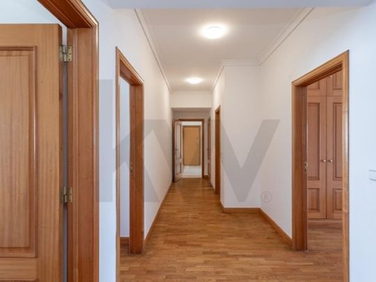 4 room luxury Apartment for rent in Carnide, Portugal - Photo 1