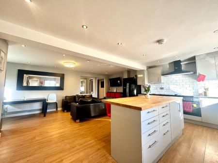 7 Bedroom Student Home - 99 Downs Road - Photo 4