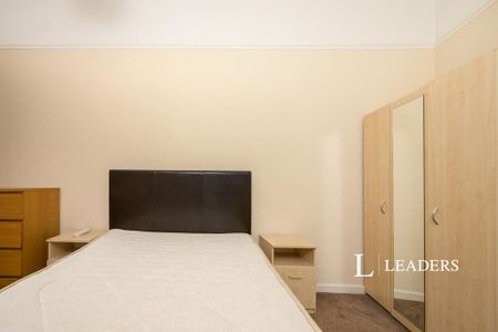 3 bedroom flat to rent - Photo 3