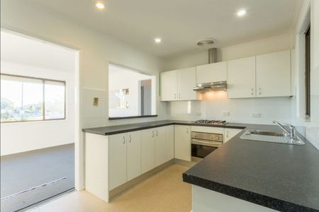 Three bedroom home with large sunroom - Photo 3