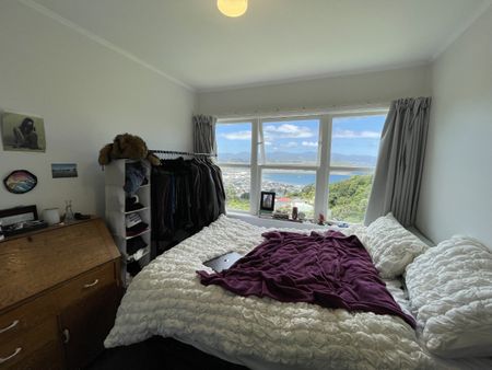 3 Bedrooms in Melrose - Photo 2