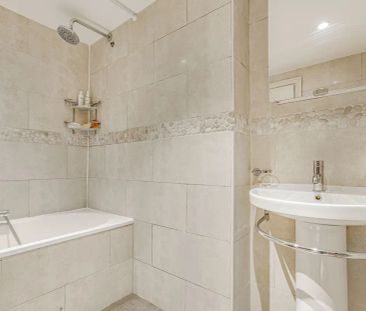 3 bedroom flat in London - Photo 5