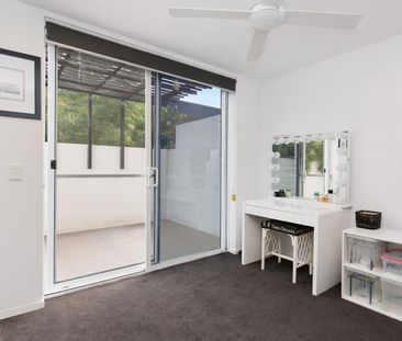 Chic Modern Apartment - Photo 4