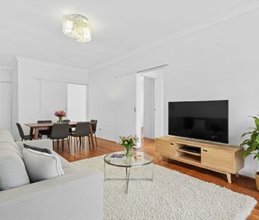 Centrally Positioned, Tastefully Updated, Executive Style, Spacious... - Photo 5