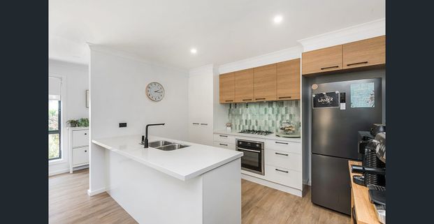 3 bedroom home in perfect Flora Hill position that offers a lot more - Photo 1