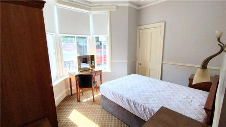 3 bedroom flat to rent - Photo 4