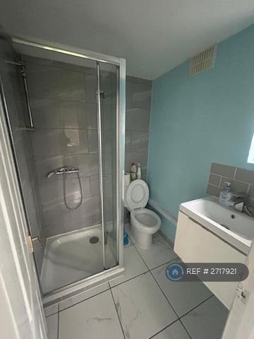 1 bedroom in a house share to rent - Photo 2