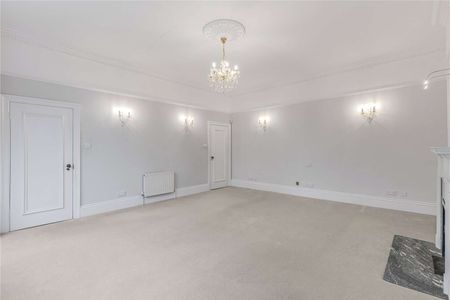 A stunning Grade II listed three bedroom coach house with a lovely patio garden. - Photo 3