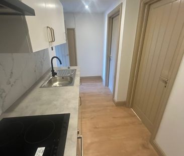Studio Flat, Streatham High Road, SW16 - Photo 5