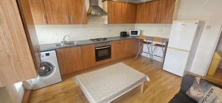 3 Bed - Flat 3 203 Belle Vue Road, Headingley, Leeds - LS3 1HG - Student - Photo 4