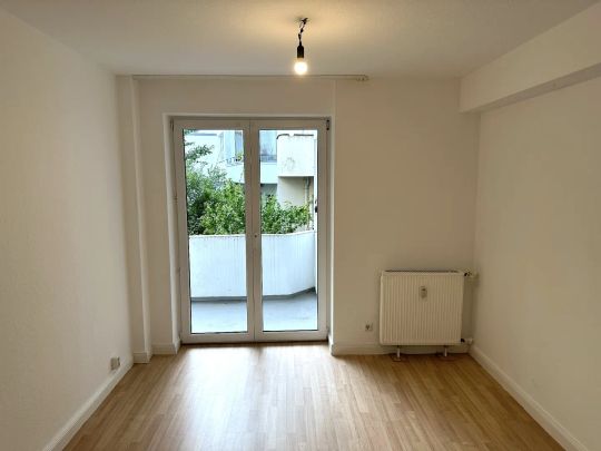 Düsseldorf-Düsseltal! Frisch renovierte 3-Zimmer-Balkonwohnung mit PKW-Stellplatz! - Photo 1