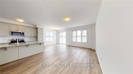 Condo Townhouse For Lease | X8411416 - Photo 2