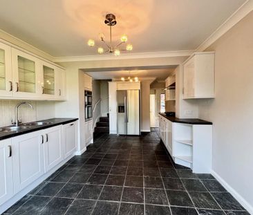 4 bedroom detached house to rent - Photo 2
