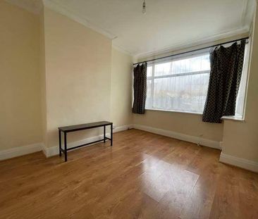 Lansbury Drive, Hayes, UB4 - Photo 3