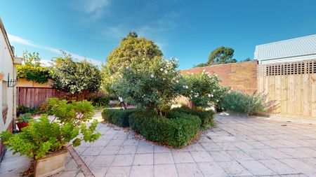 For Rent | Character-Filled Californian Bungalow with Garden Oasis in Travancore - Photo 5