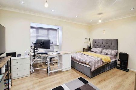 Clarkes Drive, Uxbridge, UB8 - Photo 2