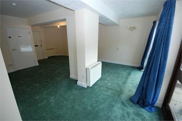 1 bedroom ground floor flat to rent - Photo 1