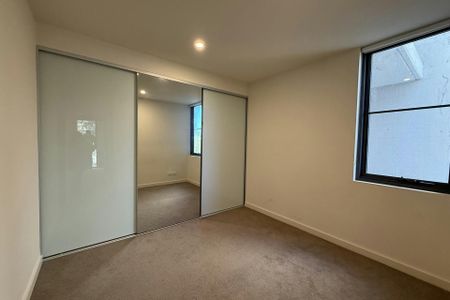 MODERN TWO BEDROOM APARTMENT - Photo 4