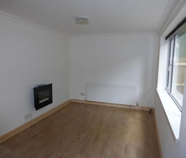 3 bedroom flat to rent - Photo 6